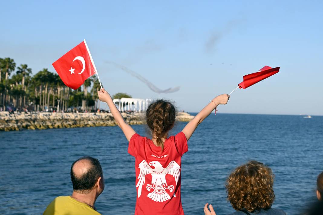 Mersin’de gökyüzü kırmızı beyaza boyandı: Türk Yıldızları nefesleri kesti 2